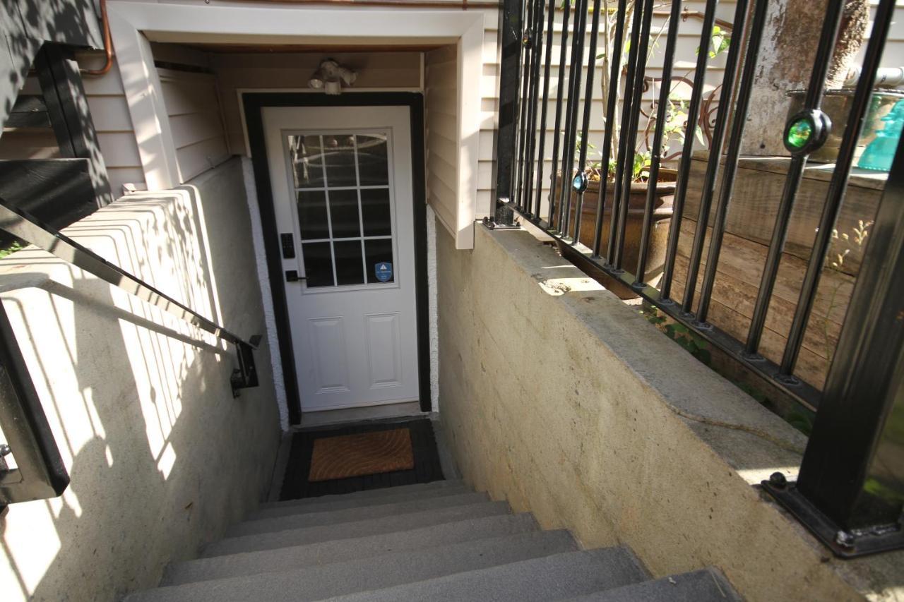 The Orange Door Bungalow แวนคูเวอร์ ภายนอก รูปภาพ